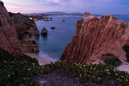 从葡萄牙阿尔加韦拉各斯岩石海岸上观测日落图片