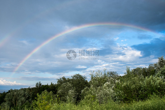 风云暴有彩虹的农村风景图片