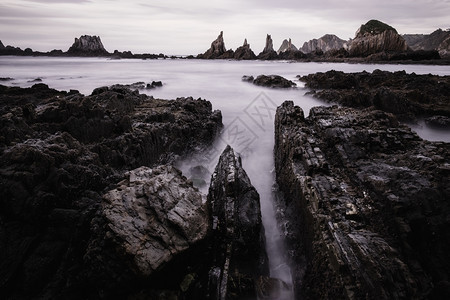 大西洋海岸风景之夜美丽的Gueirua海滩带尖锐的小岛西班牙阿斯图里亚图片