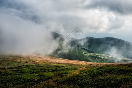 暴风雨夏日的福吉山脉图片