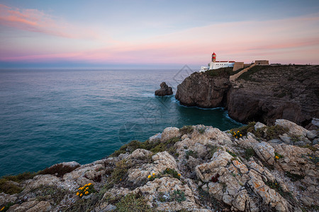 日落时见圣文森特角的灯塔和悬崖欧洲大陆和葡萄牙阿尔加韦Sagres西南点图片