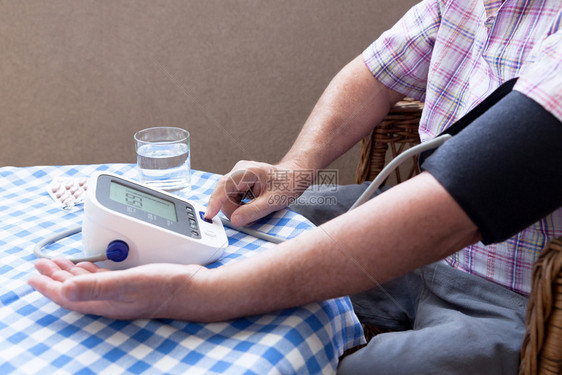 使用数字设备测量血压和心率图片