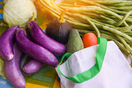零废物使用量较少的塑料表示没有概念在桌上的生态棉花织布袋中没有新鲜蔬菜机物市场免费塑料购物的白色拖布袋图片