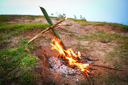 竹火烧食物煮饭的本在森林中生存图片