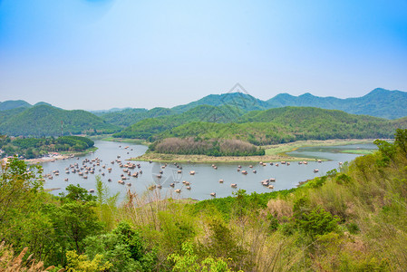 河绿色山的湖风景竹帆船漂浮在水面上看一泰国HuayKraTingLoei图片