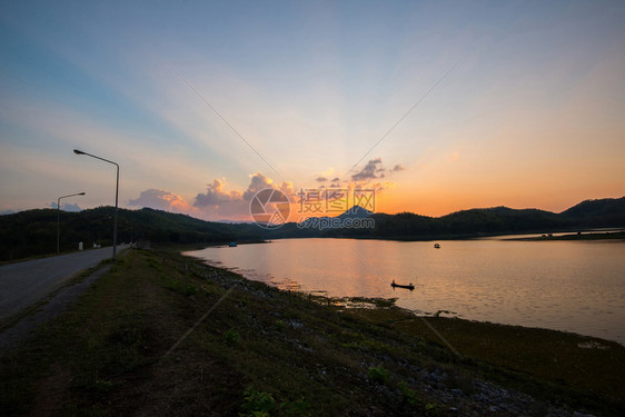 蓝色和橙风景湖夜云月山底图片