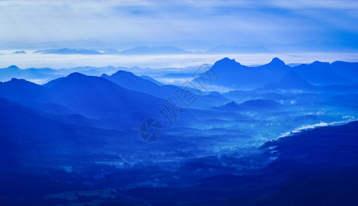 风景山上有雾蓝色天空清晨太阳升起山上有月光蓝脉背景图片