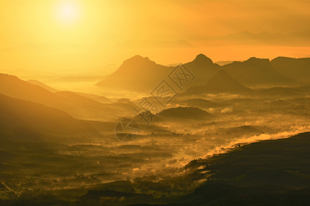 美丽的景色日出山峰雾黄金天空清晨阳光升起在山丘上西尔休特山丘背景图片