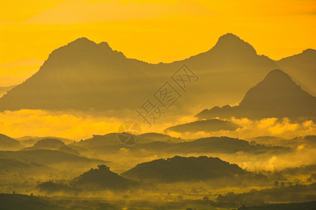 山上黄色的天空山上黄云的清晨日出山上图片