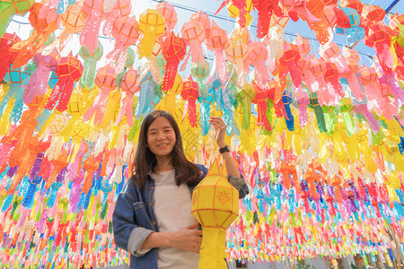 旅游行和假日期概念间带彩色灯具或的亚洲妇女肖像泰国兰蓬Harikulchai寺的传统节日亚洲的庆祝活动图片