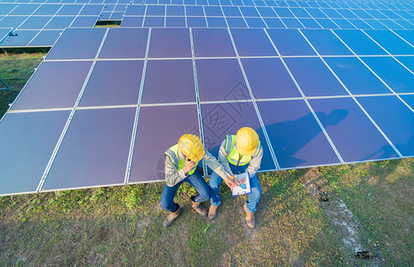 太阳能安装农场房顶上有太阳能电池板或的工程师或人和的肖像有绿田发电厂泰国可再生能源电力态技术背景