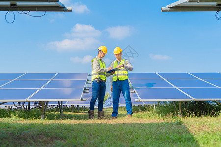 农场房顶上有太阳能电池板或的工程师或人和的肖像有绿田发电厂泰国可再生能源电力态技术图片