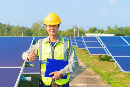 农场房顶上有太阳能电池板或的工程师或人和的肖像有绿田发电厂泰国可再生能源电力态技术图片
