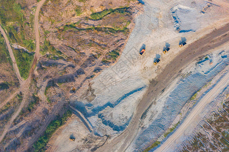 机械挖掘卡车空中观察挖掘采煤业或矿井在采石场和山丘开煤矿或含黑石工厂业自然景观背图片