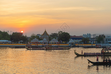 在泰国曼谷市郊附近的ChaoPhraya河上图片