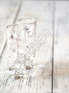 木制桌上用压碎冰块的玻璃杯图片
