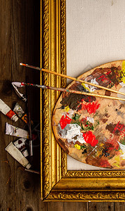 原用过的木制经典调色板木制桌上有刷子和油漆图片