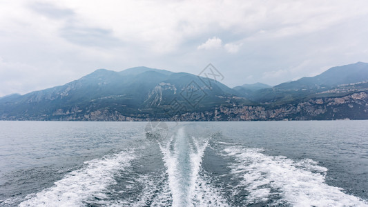 船在海上的足迹中山峰背景图片