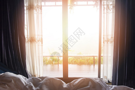在卧室的清晨阳光图片