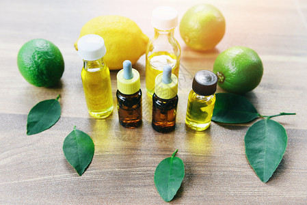 含柠檬和石灰的香草配方天然和有机绿叶基本油图片