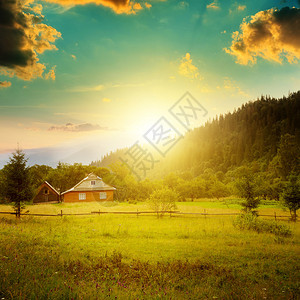 山上的景色乡村日落时在喀尔巴阡山坡上的一座小房子图片