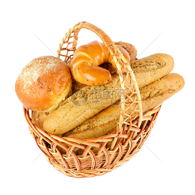 新鲜的面包羊角放在大篮子中白底隔离在色背景上图片