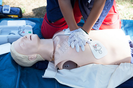 使用自动外部除颤器装置进行急救和CPR培训图片