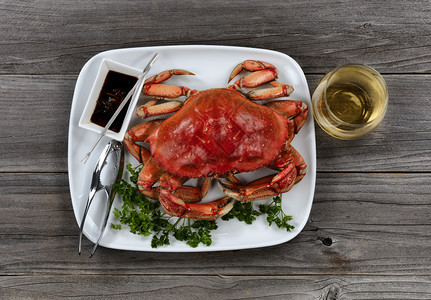 餐桌边的整个地底螃蟹在顶层布局的木桌上酒和红图片