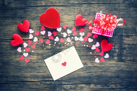 木制背景纸心和礼品盒各种大小的粉红心脏和色心脏情人日函图片