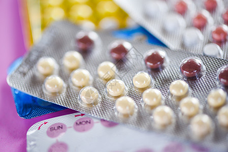 避孕措施节育控制概念以粉红背景的口服避孕药图片