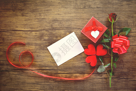 情人节礼物盒红在木本情人节贺卡花和礼物盒彩弓信封情带有红心爱的情人信卡浪漫概念图片