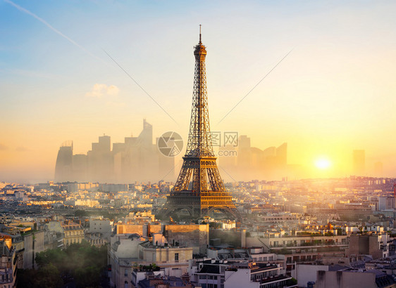 巴黎市风景与法国日落时在埃菲尔铁塔的景象图片