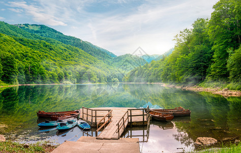 黑山公园BiogradskaGora的生物格拉底斯卡湖上的船图片