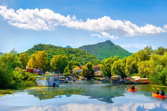 黑山Skadar湖公园河上的村庄图片