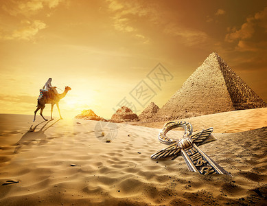 在金字塔附近和沙漠中安赫附近骑骆驼的贝都因人图片