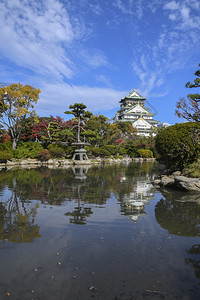 大阪城堡公园风景观大阪城堡在池塘中反射图片