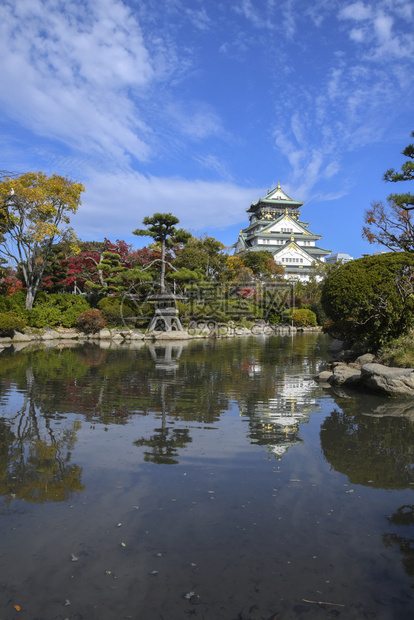 大阪城堡公园风景观大阪城堡在池塘中反射图片