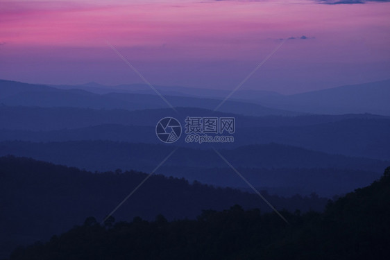 自然地貌背景观美丽的象清晨雾填满平滑山丘脉谷图片