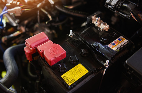 在汽车发动机舱里蓄电池的细节特写镜头图片