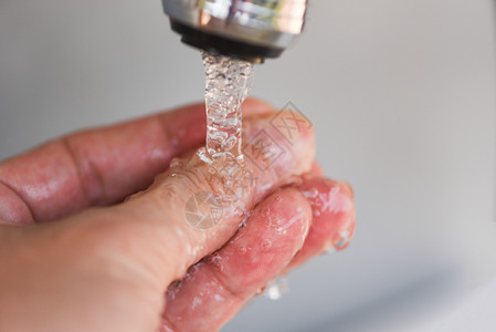 卫生概念详细说明浴室洗手水龙头或下面的流图片