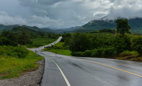 通往山顶的道路图片