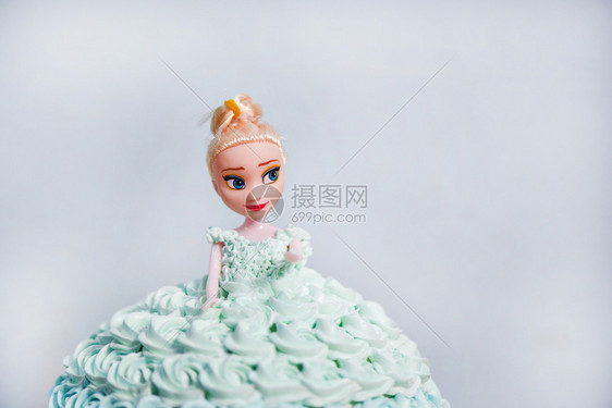 蓝奶油蛋糕娃婚礼或女孩生日的蛋糕灰色背景图片
