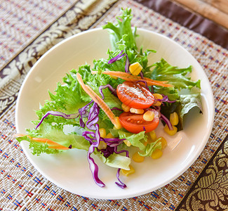 蔬菜新鲜的FrilliceIceberg沙拉碗玉米胡萝卜卷心菜紫片和桌上的番茄食品有机蔬菜图片