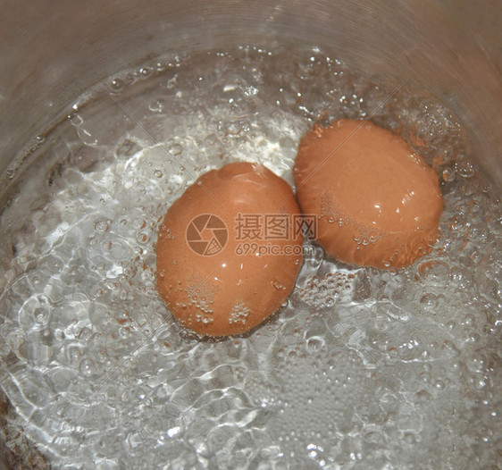 煮水鸡蛋在热锅里煮鸡蛋图片