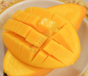 芒果热带水甜熟芒果切片盘子上图片