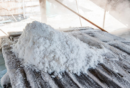 在农场盐田里煮的新鲜盐制成传统自然水天图片