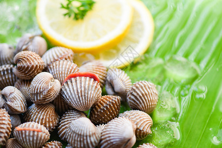 海鱼产食物新鲜的海洋美食新鲜的海洋美食晚餐香蕉叶上含柠檬和冰的生血图片