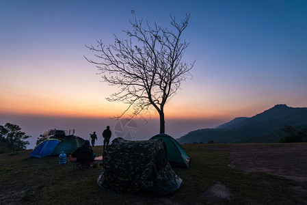 山上日落或出时的帐篷区野山上风景露营帐篷旅游行者带着黄昏的天空图片
