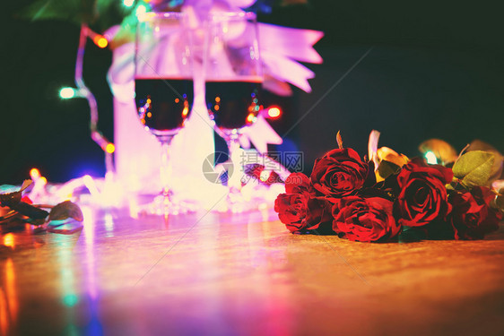 餐桌上的红酒杯子情人晚餐浪漫爱概念浪漫的桌子配上香槟玻璃红酒玫瑰花图片