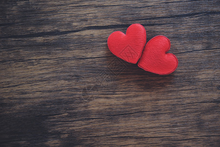 情人节爱心浪漫概念情侣红心装饰在木制生锈背景上图片